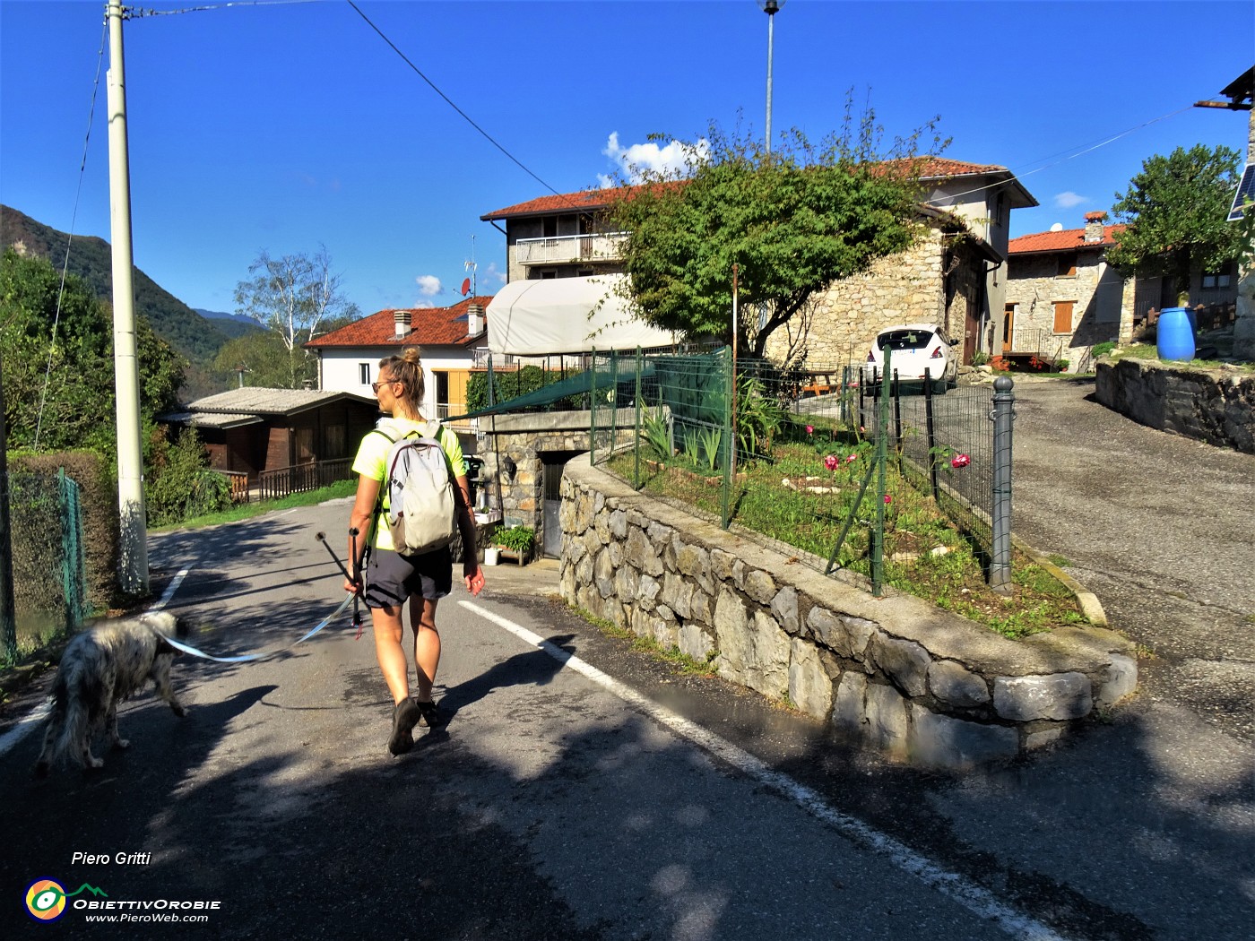 50 Passando tra le  case di Cassarielli (750 m).JPG